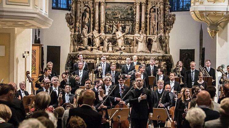 Zum Ausklang der Sinfoniekonzert-Saison beeindruckte das Philharmonische Orchester unter Leitung von Roland Kluttig mit Anton Bruckners 7. Sinfonie und der Uraufführung einer Rückert-Vertonung von Klaus Ospald.Foto: Jochen Berger