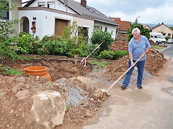 Elmar Schmitt hat vor seinem Haus in der Straße Am Schubertsgarten eine richtige Baustelle. Er hat in seine Abwasserleitung, ebenso wie sein Nachbar, eine Rückstauklappe einbauen lassen. Doch das ist nicht die einzige Baustelle am Haus, schließlich stand das Untergeschoss erst kürzlich zwei Mal unter Wasser. Fotos: Kathrin Kupka-Hahn
