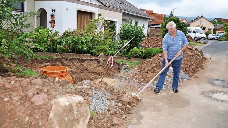 Elmar Schmitt hat vor seinem Haus in der Straße Am Schubertsgarten eine richtige Baustelle. Er hat in seine Abwasserleitung, ebenso wie sein Nachbar, eine Rückstauklappe einbauen lassen. Doch das ist nicht die einzige Baustelle am Haus, schließlich stand das Untergeschoss erst kürzlich zwei Mal unter Wasser. Fotos: Kathrin Kupka-Hahn