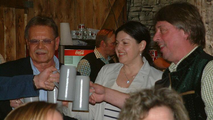 Vor dem zweiten Kronacher Derbleck`n-Abend folgte der Bockbieranstich. Von links. Bürgermeister Wolfgang Beiergrößlein, Zweite Bürgermeisterin Angela Hofmann und Braumeister Thomas Kaiser. Foto: Hans Franz