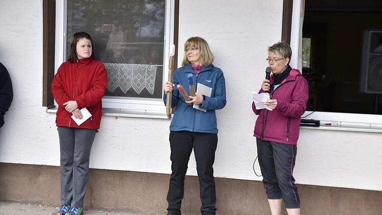 Pfarrerin Claudia Winterstein 8von links) spendete den Segen für die Läufer, Ruth Buld begrüßte die Teilnehmer und Birgit Keim informierte über den Streckenverlauf beim 2. St. Georgslauf in Hellingen.