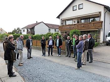 Gemeinsam mit den Anliegern der Laubenstraße machte sich der Bau- und Umweltausschuss des Gemeinderates ein Bild von der Kanalbaustelle.  Foto: Werner Reißaus