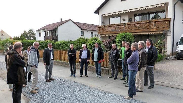 Gemeinsam mit den Anliegern der Laubenstraße machte sich der Bau- und Umweltausschuss des Gemeinderates ein Bild von der Kanalbaustelle.  Foto: Werner Reißaus