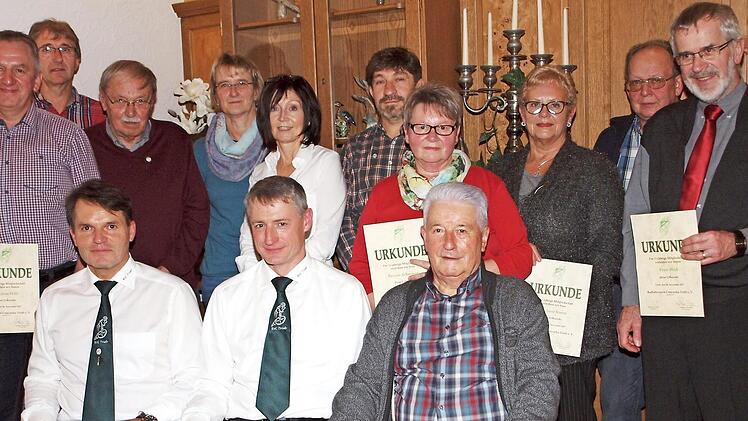 Stellvertretender Vorsitzender Hermann Steinbach, Vorsitzender Bernhard Krauss und Dritter Bürgermeister Winfried Weinbeer (sitzend von links) bedankten sich bei den langjährigen Mitgliedern für ihre Treue zum Verein. Foto: Alfred Thieret