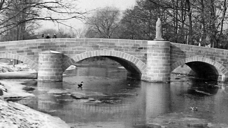 So sah die Steinerne Brücke von 1948 bis 1994 aus  Foto: Archiv
