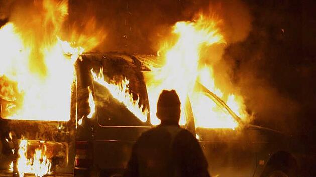 Aus bisher ungekl&auml;rter Ursache ist ein Lkw, der im Landkreis Kulmbach unterwegs war, komplett abgebrannt. Symbolfoto: Christian Hartmann/dpa