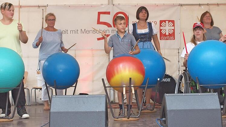 Die Neigungsgruppe der Maximilian-Kolbe-Schule nutzte die großen Gymnastikbälle als Perkussionsinstrumente. Fotos: Alfred Thieret