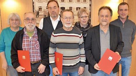 Die geehrten Mitglieder des SPD-Ortsvereins (von links) Klaus Schmidt (40 Jahre), Klaus Hahn (50 Jahre) und Jochen K&ouml;rner (&uuml;ber 40 Jahre) zusammen mit dem Vorstand Foto: Thomas Micheel