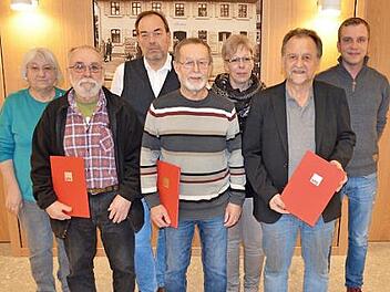 Die geehrten Mitglieder des SPD-Ortsvereins (von links) Klaus Schmidt (40 Jahre), Klaus Hahn (50 Jahre) und Jochen Körner (über 40 Jahre) zusammen mit dem Vorstand Foto: Thomas Micheel