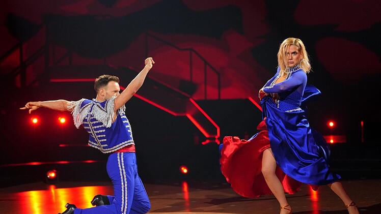 Llambi ist erstaunt von Jeanette Biedermanns temperamentvollem Paso Doble: "War das heute in der Rumba eben Deine Zwillingsschwester oder was war das?"