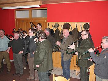 Die Hornbläser stimmten auf die Versammlung der Eberner Jägergruppe ein. Foto: Ralf Kestel