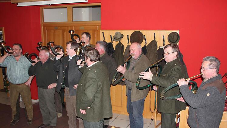 Die Hornbläser stimmten auf die Versammlung der Eberner Jägergruppe ein. Foto: Ralf Kestel