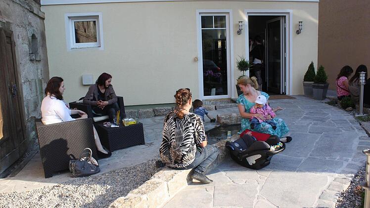 Der Eingang in den Salon erfolgt jetzt über einen Zufahrtsweg, an den sich auch gleich ein gemütlicher Aufenthaltsbereich für draußen anschließt. Praktisch für Gehbinderte, aber auch für Mütter mit Kinderwagen