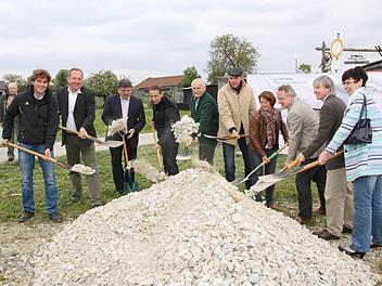 Zehn Schaufeln für sieben Windenergieanlagen (v. li.): Joscha Friedmann (Baufirma wpd), Kasendorfs Zweiter Bürgermeister Klaus Amschler, der Kulmbacher Landrat Klaus Peter Söllner, Kasendorfs Bürgermeister Bernd Steinhäuser, Friedbert Weiß von der Seubersdorfer Dorfgemeinschaft, Thomas Harting (BürgerEnergie-Genossenschaft Creußen), Weismains Zweite Bürgermeisterin Gabi Huber, Projektentwickler Bernd Ehricke, Thomas Engel von der Oberfrankenregierung und Landtagsabgeordnete Susann Biedefeld b...