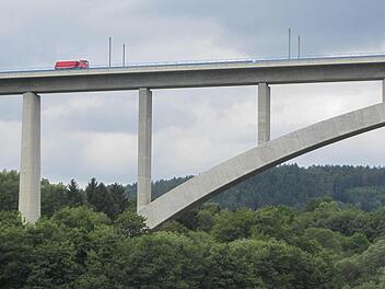 Ein Laster auf der ICE-Brücke am Froschgrundsee: Noch befindet sich die Strecke im Bau, Einschleifung nach Coburg inklusive. Aber es ist noch längst nicht sicher, ob dann auch regelmäßig ICE-Züge in Coburg halten. Eine kleinräumige Verkehrsanalyse soll nun den Nachweis bringen, dass es sich für die Bahn lohnen würde, Coburg anzufahren, weil das Fahrgastpotenzial ausreicht. Foto: privat