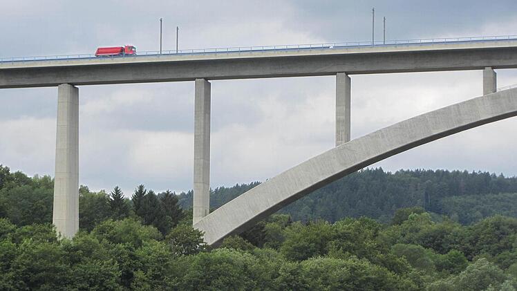Ein Laster auf der ICE-Brücke am Froschgrundsee: Noch befindet sich die Strecke im Bau, Einschleifung nach Coburg inklusive. Aber es ist noch längst nicht sicher, ob dann auch regelmäßig ICE-Züge in Coburg halten. Eine kleinräumige Verkehrsanalyse soll nun den Nachweis bringen, dass es sich für die Bahn lohnen würde, Coburg anzufahren, weil das Fahrgastpotenzial ausreicht. Foto: privat