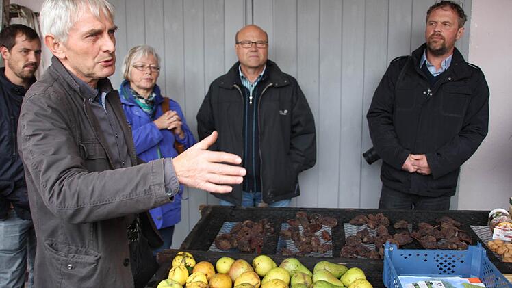 Franz Hümmer erklärt die Herstellung von Hutzeln.Foto: Sarah Dann