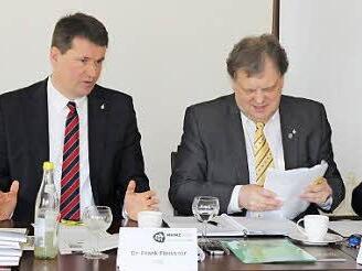 Frank Fleissner, Unternehmer Carl-August Heinz und Heinz Plachetka (von links) erläuterten die Pläne für den Stammsitz und die Standorte Piesau und Spechtsbrunn. Foto: Veronika Scahdeck