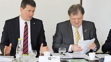 Frank Fleissner, Unternehmer Carl-August Heinz und Heinz Plachetka (von links) erläuterten die Pläne für den Stammsitz und die Standorte Piesau und Spechtsbrunn. Foto: Veronika Scahdeck