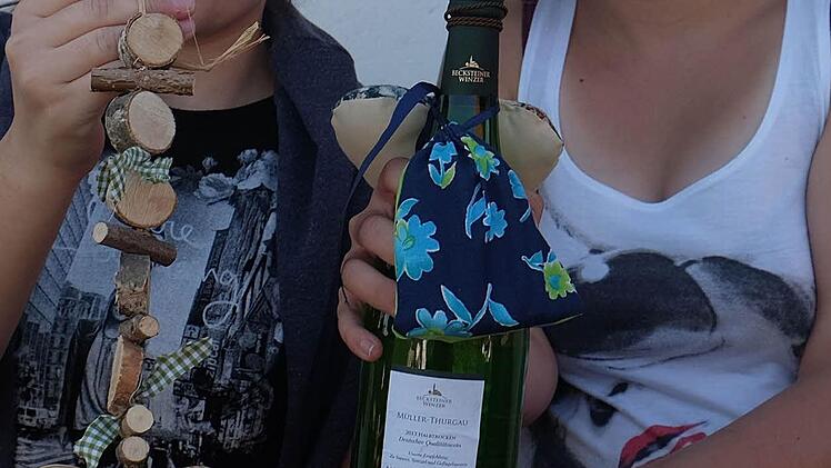 Hava und Michelle haben selbstgebastelte Gastgeschenke der Schüler mitgebracht.  Foto: Gerd Schaar