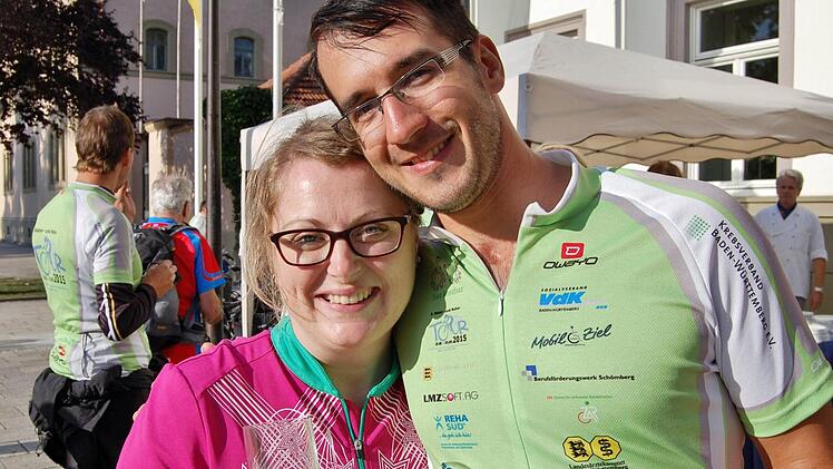 Persönlicher Höhepunkt der Radtour: Thomas Gensler freut sich auf die Begleitung seiner Freundin Julia auf der letzten Etappe. Foto: Sigismund von Dobschütz
