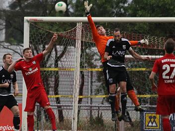 Der Stadelner Tobias Wölfel verpasst eine Hereingabe, BSV-Keeper Tino Stahl ist da und bereinigt die Situation.  Fotos: Uwe Kellner