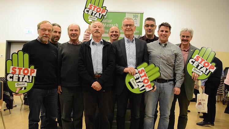Der neugewählte Vorstand der Kreisgruppe des Bund Naturschutz: (von links) Theo Hein, Andreas Happ, Karl Schwarz, Oswald Türbl, Ingo Queck, Franz Zang, Heiko Lieb, Hans-Jörg Blank, Richard Mergner. Foto: Elisabeth Assmann