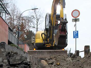 Am Goetheweg in Bad Brückenau wird ein Graben für den Breitbandausbau ausgehoben. Foto: Ulrike Müller