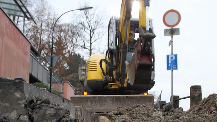 Am Goetheweg in Bad Brückenau wird ein Graben für den Breitbandausbau ausgehoben. Foto: Ulrike Müller