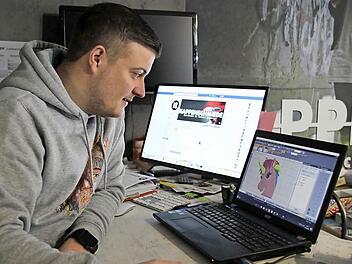 Fabian Schlund sitzt an seinem Computer und wandelt gerade eine Vorlage in ein Stickmuster um.  Fotos: Sarah Stieranka