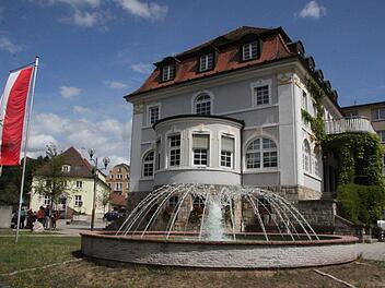 Das Alte Rathaus von Bad Brückenau: In den oberen Etagen befinden sich die Bibliothek und die Brückenauer Heimatstuben. Foto: Ulrike Müller