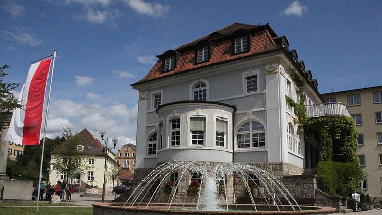 Das Alte Rathaus von Bad Brückenau: In den oberen Etagen befinden sich die Bibliothek und die Brückenauer Heimatstuben. Foto: Ulrike Müller