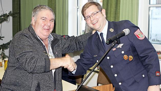 Die Feuerwehr Nordhalben hat ein neues Ehrenmitglied: Bei der Hauptversammlung ernannte Vorsitzender Michael Wachter das seit &uuml;ber 45 Jahren treue Mitglied Siegfried Simon zum Ehrenmitglied. Foto: M. Wunder