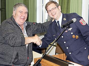 Die Feuerwehr Nordhalben hat ein neues Ehrenmitglied: Bei der Hauptversammlung ernannte Vorsitzender Michael Wachter das seit über 45 Jahren treue Mitglied Siegfried Simon zum Ehrenmitglied. Foto: M. Wunder