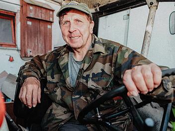 Martin Tremel kommt auf seinem Traktor vom Arbeitseinsatz im Wald zurück.