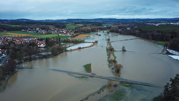 Steigende Pegel: Erste Überschwemmungen in Franken