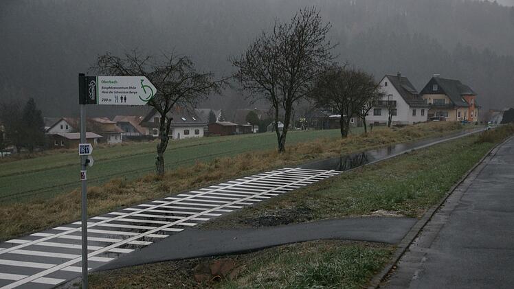 Auf dem Areal hinter dem Schild in Oberbach könnten sich einige ein Baugebiet mit sechs bis acht Bauplätzen vorstellen. Allerdings wäre die Umsetzung schwierig. Foto: Steffen Standke
