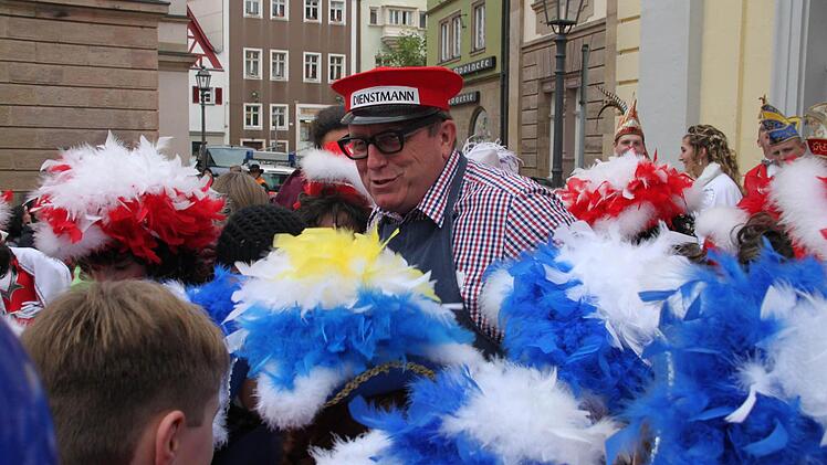 Eingekesselt von allerhand kleinen Gardetänzern kapitulierte Oberbürgermeister Henry Schramm vor der Übermacht der Narren. Foto: Stephan Stöckel.