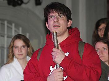 Bei wechselnder Illumination begeisterte der Chor des Evangelischen Freundeskreises Hof mit modernen Melodien.