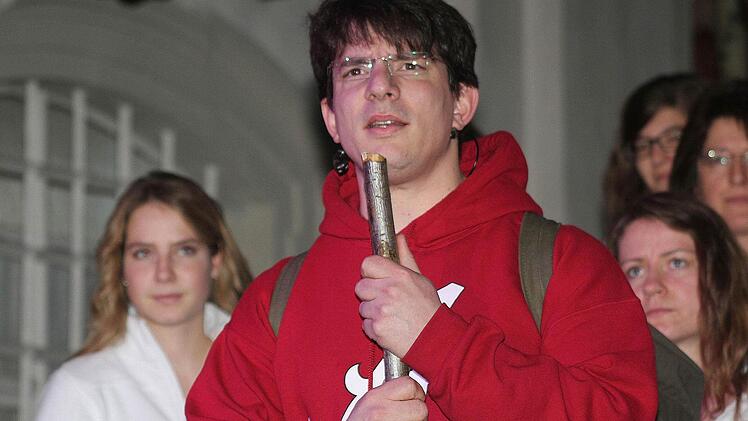 Bei wechselnder Illumination begeisterte der Chor des Evangelischen Freundeskreises Hof mit modernen Melodien.