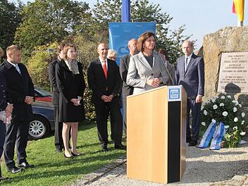Am Gedenkstein von Franz-Josef Strauß erinnerte der CSU-Kreisverband an den großen Politiker. Festrednerin der Veranstaltung war Staatsministerin Ilse Aigner.  Foto: Gerda Völk