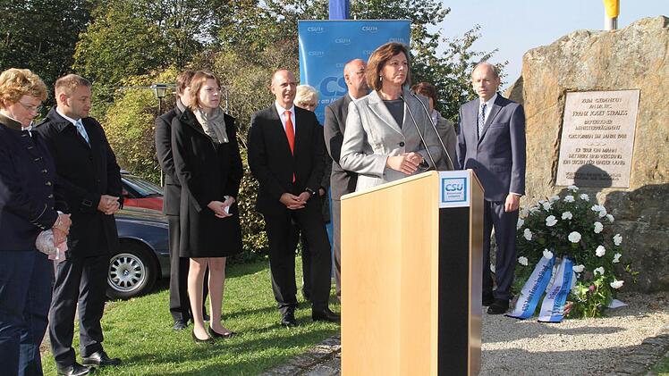 Am Gedenkstein von Franz-Josef Strauß erinnerte der CSU-Kreisverband an den großen Politiker. Festrednerin der Veranstaltung war Staatsministerin Ilse Aigner.  Foto: Gerda Völk