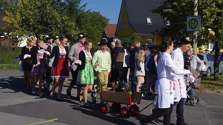 Bereits im dritten Jahr in Folge belebten Hesselbacher Jugendliche die alte Kirchweih-Tanztradition im Bergdorf.  Foto: Heike Schülein