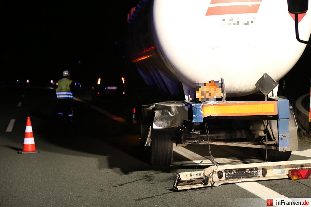 Sattelzug kracht in Gefahrgut-Lkw