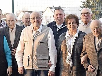 Die mit Treuenadel und Urkunde Geehrten mit Vorsitzendem Gerhard Korn, Hans-Jürgen Amend, dem stellvertretenden Vorsitzenden des Bezirksverbandes Wohneigentum Oberfranken, und Alexander Blessinger, dem Vorsitzenden des Kreisverbandes  Foto: Daniela Pondelicek