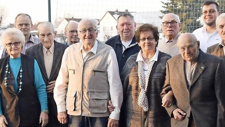Die mit Treuenadel und Urkunde Geehrten mit Vorsitzendem Gerhard Korn, Hans-Jürgen Amend, dem stellvertretenden Vorsitzenden des Bezirksverbandes Wohneigentum Oberfranken, und Alexander Blessinger, dem Vorsitzenden des Kreisverbandes  Foto: Daniela Pondelicek