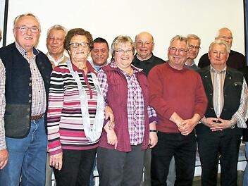 Zahlreiche Ehrungen beim DJK/FC Seßlach (von rechts): Joe Weis, Hans Vogt, Gerhard Rößner, Manfred Eichler, Herbert Müller, Günter Schlechta, Uwe Schmidt, Waldemar Raab, Heidrun Rößner, Bernd Wittmann, Käthe Müller, Ehrenfried Girschke, Walther Maier, Willi Hollfelder und Heinz Schleicher  Foto: Bettina Knauth