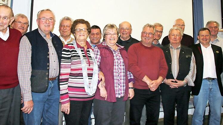 Zahlreiche Ehrungen beim DJK/FC Seßlach (von rechts): Joe Weis, Hans Vogt, Gerhard Rößner, Manfred Eichler, Herbert Müller, Günter Schlechta, Uwe Schmidt, Waldemar Raab, Heidrun Rößner, Bernd Wittmann, Käthe Müller, Ehrenfried Girschke, Walther Maier, Willi Hollfelder und Heinz Schleicher  Foto: Bettina Knauth