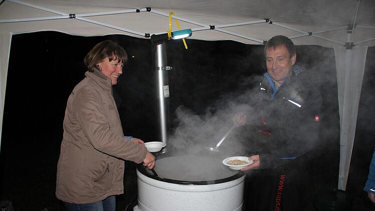 Anja Will und Uwe Keller schöpften den guten Eintopf aus dem Kessel.