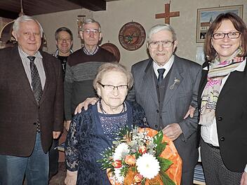 Von links: stellv. Landrat Johann Pfister, Gemeinderatsmitglied Christian Dorsch, Pfarrgemeinderatsmitglied Karl Brehm, das Jubelpaar Maria und Peter Dorsch, B&uuml;rgermeisterin Gisela Hofmann Foto: p